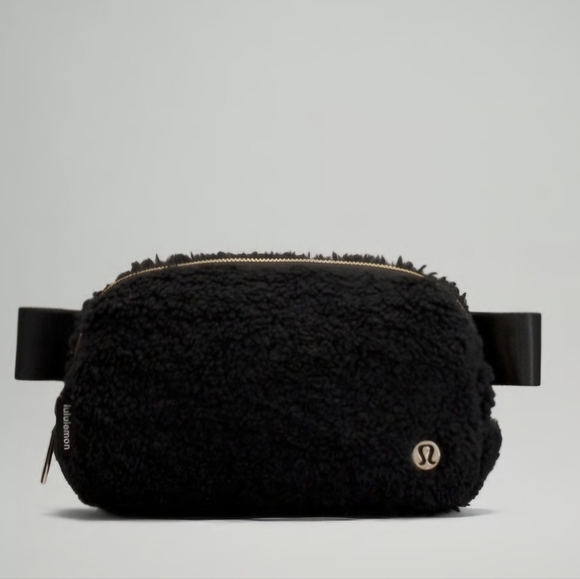 lululemon athletica Accessories - Lululemon Everywhere Belt Bag   Black Sherpa
